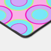 Lila en turquoise donuts met vulling op roze bureaumat (Hoek)