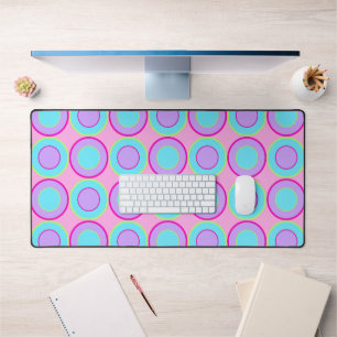 Lila en turquoise donuts met vulling op roze bureaumat