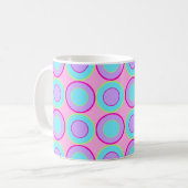 Lila en turquoise donuts met vulling op roze koffiemok (Voorkant links)