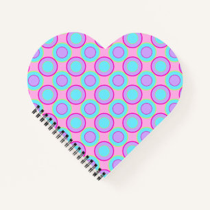 Lila en turquoise donuts met vulling op roze notitieboek