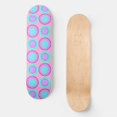 Lila en turquoise donuts met vulling op roze skateboard (Voorkant)