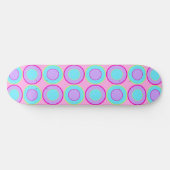 Lila en turquoise donuts met vulling op roze skateboard (Horizontaal)