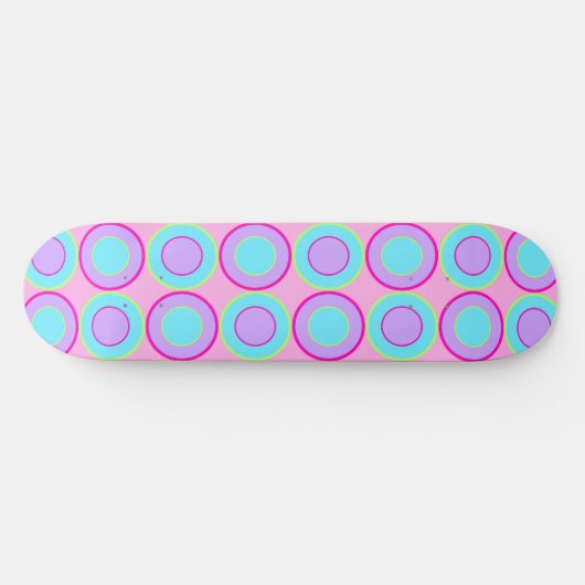 Lila en turquoise donuts met vulling op roze skateboard (Horizontaal)