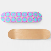 Lila en turquoise donuts met vulling op roze skateboard (Horizontaal)