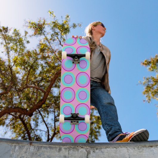 Lila en turquoise donuts met vulling op roze skateboard (Buiten 1)