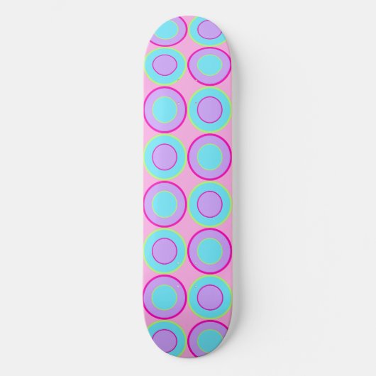 Lila en turquoise donuts met vulling op roze skateboard (Voorkant)