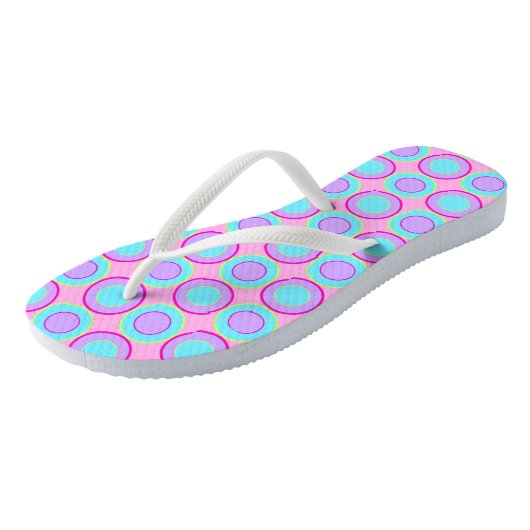 Lila en turquoise donuts met vulling op roze teenslippers (Schuin)