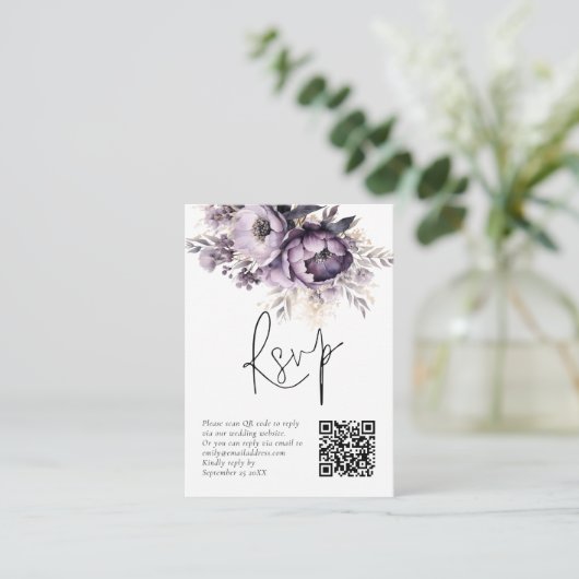 Lila Paarse Bloemen QR Code Bruiloft RSVP Kaart (Staand voorkant)