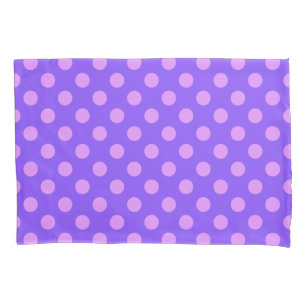 Lila polka-punten op de rand van de periwinkle kussensloop