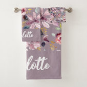 Lilac Floral Pattern Monogram Bad Handdoek (Insitu)