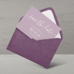 Lilac Script Mariage moderne Enregistrer les carte<br><div class="desc">Simple Modern Script Wedding Enregistrer les cartes Date. Pour une personnalisation plus avancée de ce design,  cliquez sur le bouton "Personnaliser" ! Des éléments correspondants et d'autres options de couleur sont également disponibles sur demande.</div>
