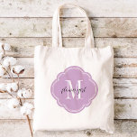 Lilac violet Monogramme Fleur Sac fourre-tout fill<br><div class="desc">Sacs fourre-tout de mariage monogrammed tendance personnalisés avec un original monogramme personnalisé, texte de fille de fleur ou ajouter un nom ou un autre message. Cliquez sur Customiser pour modifier les polices de texte et les couleurs afin de créer un cadeau unique pour vos demoiselles d'honneur et votre mariage !...</div>