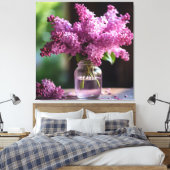 Lilacs in een glazen vaas met scherptediepte canvas afdruk (Insitu (Slaapkamer))