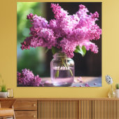 Lilacs in een glazen vaas met scherptediepte canvas afdruk (Insitu (Woonkamer))