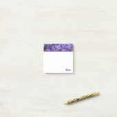 Lilas violets croient aux Post-It (Sur un bureau)