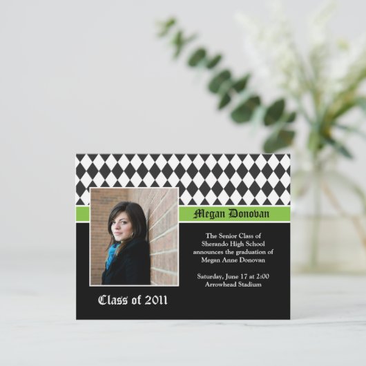 Lime Black White Graduation Invitation (Debout devant)