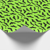 Lime Green Bat Pattern Halloween Cadeaupapier (Hoek)