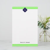 Lime Green Chevron Navy Blue Quatrefoil Monogram Briefpapier (Staand voorkant)