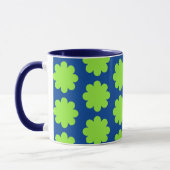 Lime Green Retro Flower Art op Blue Mok Cup (Links)