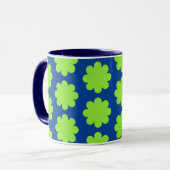 Lime Green Retro Flower Art op Blue Mok Cup (Voorkant links)