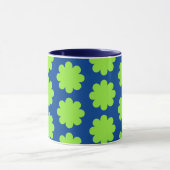 Lime Green Retro Flower Art sur Blue Mug Cup (Centre)