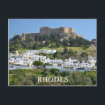 Lindos, île de Rhodes, Grèce Carte postale<br><div class="desc">Photo du village de Lindos,  île de Rhodes,  Grèce,  avec l'acropole à flanc de colline en arrière - plan.</div>