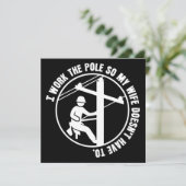 Lineman werkt de pool kaart (Staand voorkant)