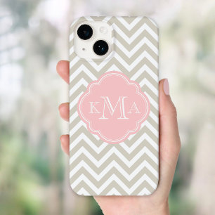 Linen Beige en Roze Chevron Custom Monogram Case-Mate iPhone 14 Hoesje