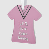 L'infirmière de LPN frotte l'ornement (devant)