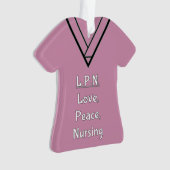 L'infirmière de LPN frotte l'ornement (devant)