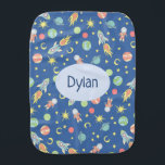 Linge De Bébé Baby Boys Rocket Ship Space Motif et nom<br><div class="desc">Ce magnifique tissu de bébé burp présente dans l'espace extra-atmosphérique un beau motif dessiné à la main et coloré,  avec des fusées,  des astronautes,  des planètes et des étoiles. Le design dispose également d'un endroit où vous pouvez ajouter votre nom de garçon. Parfait pour n'importe quel petit !</div>