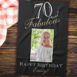 Linge De Cuisine 70 et fabuleux Elégant 70e Anniversaire Photo Kitc<br><div class="desc">70 et Fabulous Elegant 70th Birthday Photo serviette de cuisine. Élégant script en blanc et or. Ajoutez votre nom et votre photo.</div>