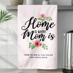 Linge De Cuisine Accueil Où Maman Est Personnalisée<br><div class="desc">Accueil C'Est Là Où Maman Est Personnalisée Serviette de cuisine personnalisée. Ce magnifique design de citation maman fait le cadeau parfait pour la Fête des mères! Personnalisez ce design personnalisé avec votre propre sentiment et salutation. Le texte de script moderne et les fleurs florales d'aquarelle en font un grand cadeau...</div>