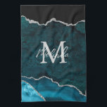 Linge De Cuisine Agate de marbre bleu turquoise et argenté<br><div class="desc">Cette serviette de cuisine dispose d'un élégant arrière - plan en marbre d'agate glamour avec des détails de gemme de géode et des accents de parties scintillant faux argent. Le monogramme combine écriture manuscrite et polices sans serif modernes pour un look élégant et sophistiqué. Cela fera le cadeau idéal car...</div>
