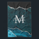 Linge De Cuisine Agate de marbre bleu turquoise et argenté<br><div class="desc">Cette serviette de cuisine dispose d'un élégant arrière - plan en marbre d'agate glamour avec des détails de gemme de géode et des accents de parties scintillant faux argent. Le monogramme combine écriture manuscrite et polices sans serif modernes pour un look élégant et sophistiqué. Cela fera le cadeau idéal car...</div>