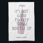 Linge De Cuisine Amant Du Vin Drôle Nom Personnalisé Cadeau Élégant<br><div class="desc">Drôle vin amoureux serviette de cuisine avec bouteille rosée stylisée illustration lisant "Il n'est pas bon de garder les choses embouteillées" avec votre nom ou texte personnalisé ci-dessous dans un design typographique moderne et tendance.</div>