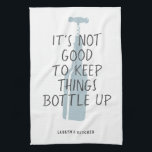 Linge De Cuisine Amant Du Vin Drôle Nom Personnalisé Cadeau Élégant<br><div class="desc">Drôle vin amateur serviette de cuisine avec bouteille de vin bleu élégant et poussiéreux illustration lisant "Il n'est pas bon de garder les choses embouteillées" avec votre nom ou texte personnalisé ci-dessous dans un design typographique moderne et tendance.</div>