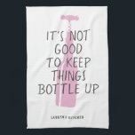 Linge De Cuisine Amant Du Vin Drôle Nom Personnalisé Cadeau Élégant<br><div class="desc">Drôle vin amateur serviette de cuisine avec bouteille de vin rose élégant illustration lisant "Il n'est pas bon de garder les choses embouteillées" avec votre nom personnalisé ou texte ci-dessous dans un design typographique moderne et tendance.</div>