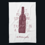 Linge De Cuisine Amusant Juste Secouru Vin Trappé Bouteille Nom de<br><div class="desc">Drôle serviette de cuisine avec la citation sur le thème du vin "Je viens de secourir du vin. Il a été piégé dans une bouteille",  contre l'illustration de la bouteille de vin bordeaux/rouge. Personnalisez facilement avec votre nom de famille et vos couleurs préférées - tous les éléments sont modifiables.</div>