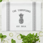 Linge De Cuisine Ananas rustique gris et blanc Personnalisé<br><div class="desc">Customisez votre cuisine avec cette serviette de cuisine personnalisée mignonne avec votre nom de famille et année établie en lettres grises au charbon profond accentué avec une illustration d'ananas.</div>