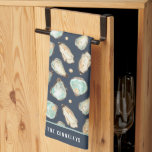 Linge De Cuisine Aquarelle côtière huître & perle Personnalisé<br><div class="desc">Cette serviette de cuisine chic côtier est ornée de crème douce et d'huîtres d'aquarelle et d'illustrations de perles. Idéal pour les maisons de plage, les maisons côtières ou toute personne qui aime les huîtres et les crustacés frais. Personnalisez avec un nom de famille ou un monogramme le long du fond....</div>