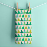 Linge De Cuisine Arbres de Noël vert rétro sur crème<br><div class="desc">Élevez votre décor de cuisine cette saison festive avec cette serviette triangle de Noël rétro. Cette charmante serviette de thé est ornée d'un ravissant motif d'arbres de Noël d'inspiration rétro dans un arrangement triangulaire géométrique et ludique. Le design nostalgique, associé à des couleurs festives, ajoute une touche de nostalgie à...</div>