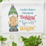 Linge De Cuisine Baking Spiritueux Fêtes de Noël<br><div class="desc">Baking Spirits Bright Christmas Holiday Accessoire de cuisine de vacances. Parfait pour quand vous faites vos gâteaux de Noël préférés. Petit gnome, pain d'épices homme et épingle roulante. Monogrammé avec nom du chef, boulanger, cuisinier ou autre titre favori. Typographie festive et amusante. Merveilleux pour les fêtes de biscuits et la...</div>