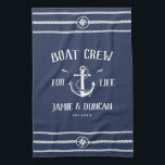 Linge De Cuisine Bateau Crew For Life Nautique Moderne Nom Personna<br><div class="desc">Bateau pour la vie ! Serviette de cuisine moderne ancre en bleu marine classique et blanc présentant vos noms et date entourée de détails de corde. Grand cadeau pour les amateurs de bateaux pour la Saint Valentin,  les jeunes mariés,  les mariages,  les renouvellements de voeux,  ou les anniversaires.</div>