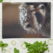 Linge De Cuisine Bébé Raccoons se blottit dans la neige tombante (Plié)