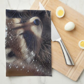 Linge De Cuisine Bébé Raccoons se blottit dans la neige tombante (Quart Plié)