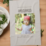 Linge De Cuisine Beige moderne maman Enfants Photo Fête des mères<br><div class="desc">Beige moderne Mama Noms des enfants Serviette de cuisine de la Fête des Mères. Serviette beige avec photo personnalisée. Joyeux texte de la Fête des Mères,  maman et texte avec le nom des enfants. Jolie garde le saké pour mère.</div>