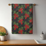 Linge De Cuisine Berries de Noël Floral Rouge<br><div class="desc">Ce design présente un motif floral de baies rouges de Noël et de feuillage vert sur un arrière - plan vert foncé. #floral #Noël #fêtes #cadeaux #élégance #cuisine</div>