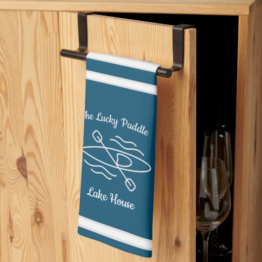 Linge De Cuisine Blue Kayak Monogramme Nom Maison du lac (Pliage en tiers)