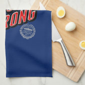 Linge De Cuisine Boston Strong dans un décor rouge et bleu (Quart Plié)